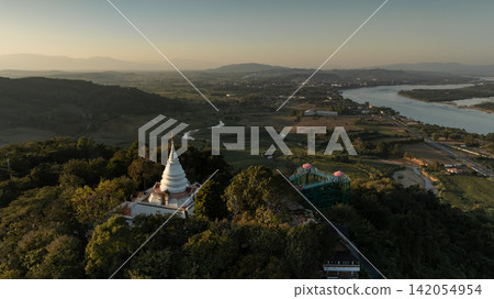 Phra Borommathat Phutthanimit Chedi and skywalk overlooking the Mekong River. The river adds a distinctive feature to the temple landscape. 142054954