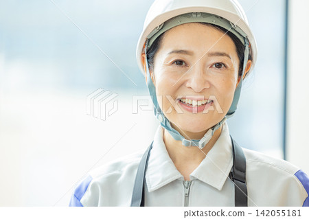 平板電腦的工人 平板電腦的工人 142055181