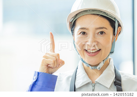 平板電腦的工人 平板電腦的工人 142055182