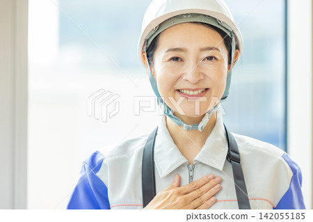 平板電腦的工人 平板電腦的工人 142055185
