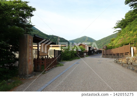 長野縣鹽尻市奈良井宿:傳統建築群重要保護區內的古老城鎮景觀。 長野縣鹽尻市奈良井宿:傳統建築群重要保護區內的古老城鎮景觀。 142055275