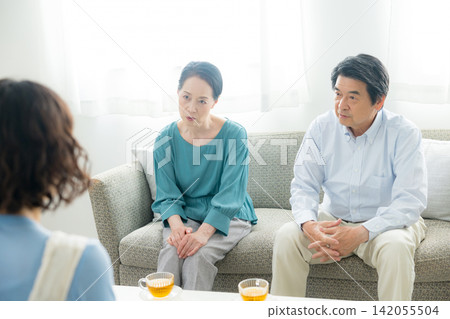 一位三十多歲的女性和她的父母 一位三十多歲的女性和她的父母 142055504