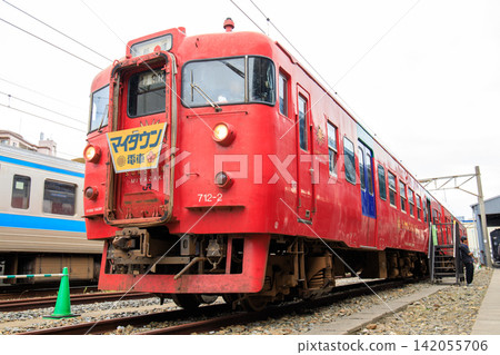 一列 JR 九州 713 系列列車,車頭印有「我的城鎮列車」字樣。 一列 JR 九州 713 系列列車,車頭印有「我的城鎮列車」字樣。 142055706