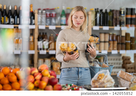 Young woman choosing pasta in grocery store Young woman choosing pasta in grocery store 142055852