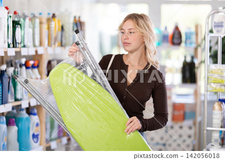Client view product, examine details of ironing board, make sure there are no defects. Client view product, examine details of ironing board, make sure there are no defects. 142056018