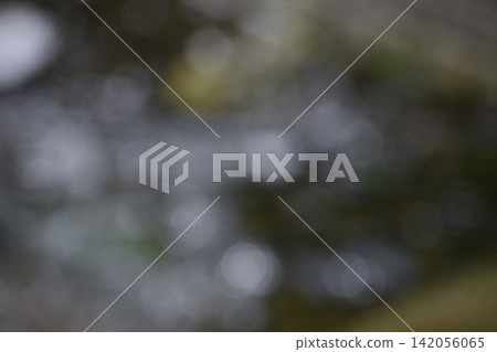 背景圖片中,地面上散落著一些模糊的大石頭。 背景圖片中,地面上散落著一些模糊的大石頭。 142056065