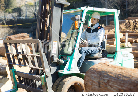 Forklift Forklift 142056198