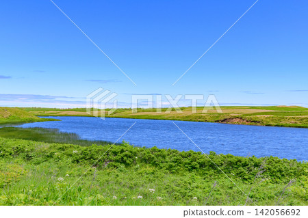 沿著根室半島二丘和友尻的海岸線旅行 沿著根室半島二丘和友尻的海岸線旅行 142056692
