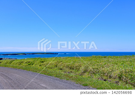 沿著根室半島二丘和友尻的海岸線旅行 沿著根室半島二丘和友尻的海岸線旅行 142056698