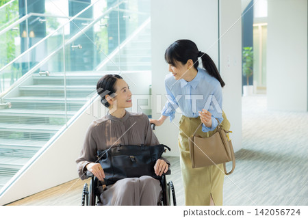 一位家長帶著孩子外出,孩子盛裝打扮,其中一人坐在輪椅上。 一位家長帶著孩子外出,孩子盛裝打扮,其中一人坐在輪椅上。 142056724