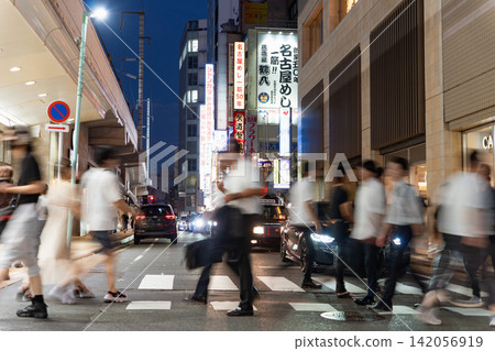 名古屋站太鼓口一側,餐廳區夜景及熙熙攘攘的人群。 名古屋站太鼓口一側,餐廳區夜景及熙熙攘攘的人群。 142056919