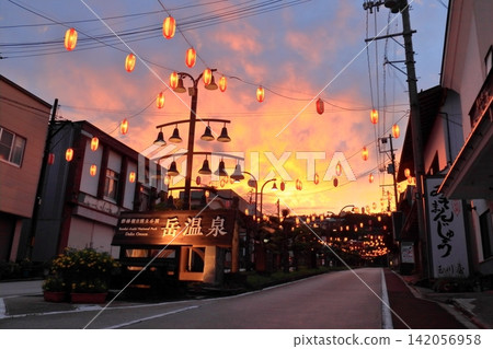 Entrance to the hot spring town of Dake Onsen at dusk (Nihonmatsu City, Fukushima Prefecture) Entrance to the hot spring town of Dake Onsen at dusk (Nihonmatsu City, Fukushima Prefecture) 142056958