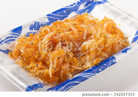 Herring roe, shiso leaf, and whitebait [Domestically produced whitebait] 142057353