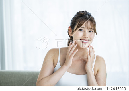 年輕女子美容保養微笑 142057623