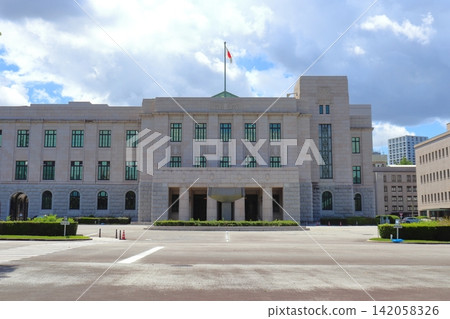 在國會大廈參議院入口前 在國會大廈參議院入口前 142058326
