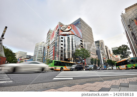 週末期間數寄屋橋十字路口的景象。 週末期間數寄屋橋十字路口的景象。 142058618