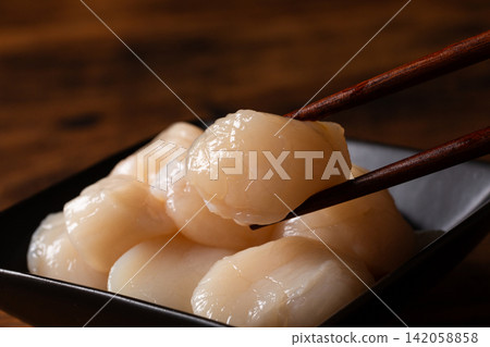 Scalloped scallops Scalloped scallops 142058858