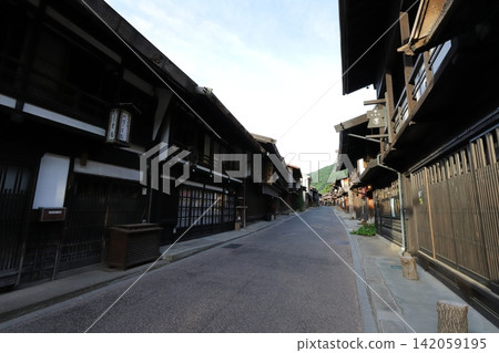 長野縣鹽尻市奈良井宿:傳統建築群重要保護區內的古老城鎮景觀。 長野縣鹽尻市奈良井宿:傳統建築群重要保護區內的古老城鎮景觀。 142059195