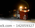 一列除雪列車在車站等待被替換。 142059327