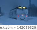 特快列車佐羅別捷號沿著白雪皚皚的宗谷本線運行。 142059329