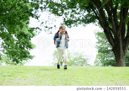 A full-body portrait of an energetic elementary school student running with a schoolbag, depicting the image of a young elementary school student going to and from school, and their growth. A full-body portrait of an energetic elementary school student running with a schoolbag, depicting the image of a young elementary school student going to and from school, and their growth. 142059551