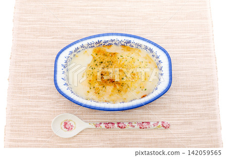 快速簡單的午餐:微波爐加熱冷凍焗烤菜。 快速簡單的午餐:微波爐加熱冷凍焗烤菜。 142059565