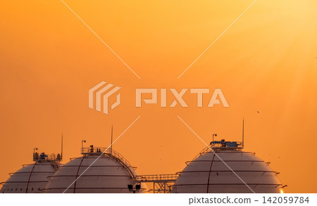 Industrial gas storage tank. LNG or liquefied natural gas storage tank. Spherical gas tank in petroleum refinery. Above-ground storage tank. Natural gas storage industry and global market consumption Industrial gas storage tank. LNG or liquefied natural gas storage tank. Spherical gas tank in petroleum refinery. Above-ground storage tank. Natural gas storage industry and global market consumption 142059784