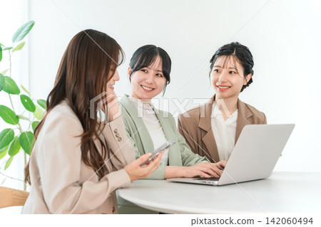 使用電腦和智慧型手機進行會議和討論的商界女性。 142060494