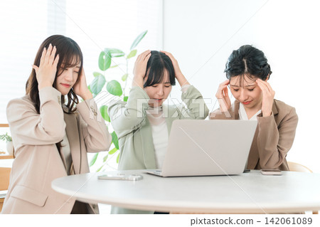 A businesswoman's meeting stalls and becomes impassed (failure, mistake) A businesswoman's meeting stalls and becomes impassed (failure, mistake) 142061089