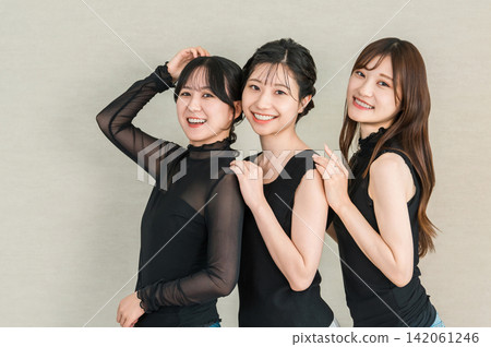 身穿黑色衣服的女性,形象與護膚、美容和美白有關(美容、化妝、化妝品)。 身穿黑色衣服的女性,形象與護膚、美容和美白有關(美容、化妝、化妝品)。 142061246