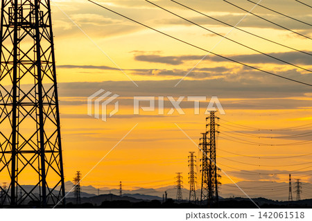 輸電塔和金色的夕陽天空 a-1 輸電塔和金色的夕陽天空 a-1 142061518