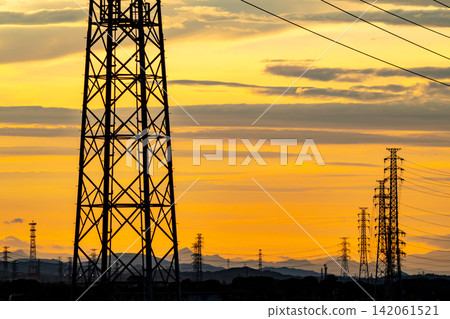 輸電塔和金色的夕陽天空 b-1 142061521