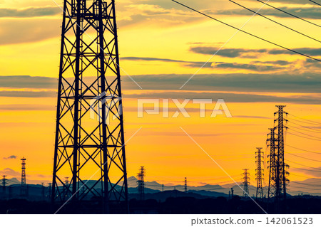 輸電塔和金色的夕陽天空。 b-3 冷暖色彩對比強調。 輸電塔和金色的夕陽天空。 b-3 冷暖色彩對比強調。 142061523