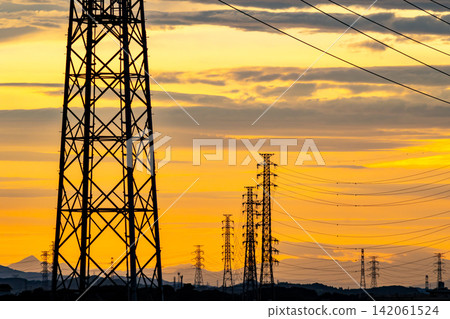 輸電塔和金色的夕陽天空 c-1 輸電塔和金色的夕陽天空 c-1 142061524