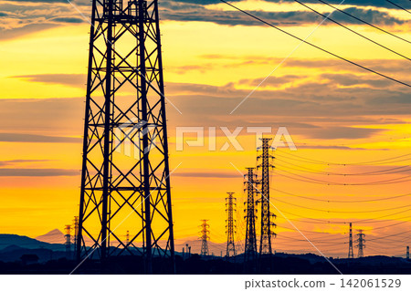 輸電塔和金色的夕陽天空 d-3 冷暖色調強調 輸電塔和金色的夕陽天空 d-3 冷暖色調強調 142061529