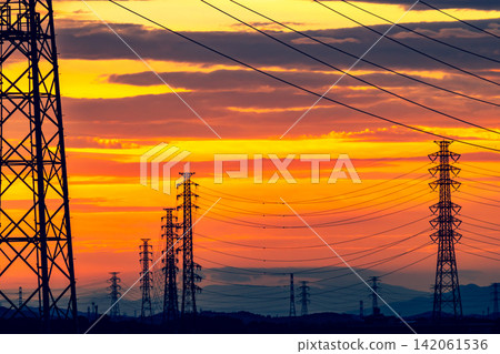 輸電塔和金色的夕陽天空。 f-3(強調暖色和冷色) 輸電塔和金色的夕陽天空。 f-3(強調暖色和冷色) 142061536