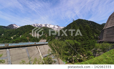 立山黑部阿爾卑斯山脈路線上的黑部水壩景色,是夏季熱門旅遊景點。 立山黑部阿爾卑斯山脈路線上的黑部水壩景色,是夏季熱門旅遊景點。 142061555