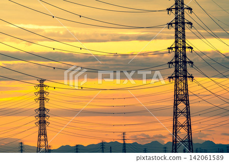 輸電塔和金色的夕陽。 (g-3 冷暖色調強調) 輸電塔和金色的夕陽。 (g-3 冷暖色調強調) 142061589