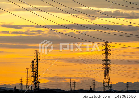 輸電塔和金色的夕陽天空 h-1 輸電塔和金色的夕陽天空 h-1 142061590