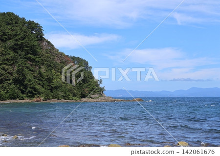 從夏泊半島的夏泊岬眺望大島 從夏泊半島的夏泊岬眺望大島 142061676