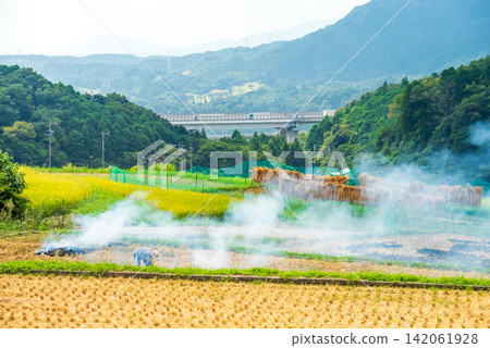 Rice farming scenery and post-harvest controlled burning: Sakamoto Rice Terraces (Kameyama City, Mie Prefecture) Rice farming scenery and post-harvest controlled burning: Sakamoto Rice Terraces (Kameyama City, Mie Prefecture) 142061928