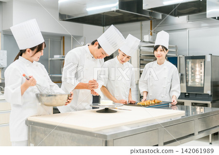 糕點師、蛋糕師和糕點工匠在廚房製作蛋糕和糕點 糕點師、蛋糕師和糕點工匠在廚房製作蛋糕和糕點 142061989