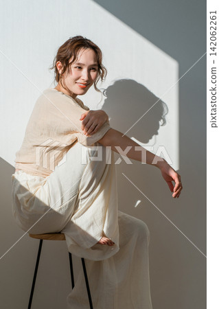 夕陽西下,窗邊站著一位女士(模特兒、時尚、光線、陰影) 夕陽西下,窗邊站著一位女士(模特兒、時尚、光線、陰影) 142062261