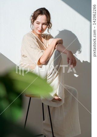 夕陽西下，窗邊站著一位女士（模特兒、時尚、光線、陰影） 142062266