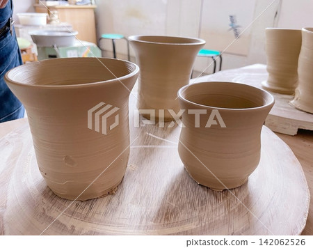 Unfired pottery and cups shaped in a pottery class. 142062526