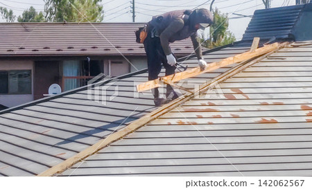 建築工地，屋頂工程，屋頂漏水維修，屋脊防水板安裝。 142062567
