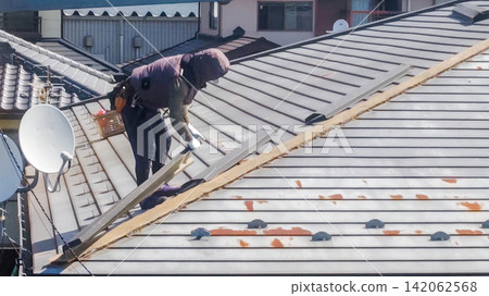 建築工地,屋頂工程,屋頂漏水維修,屋脊防水板安裝。 建築工地,屋頂工程,屋頂漏水維修,屋脊防水板安裝。 142062568