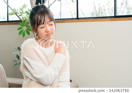 患有肩膀僵硬和關節疼痛的小學和國中女生 患有肩膀僵硬和關節疼痛的小學和國中女生 142063798