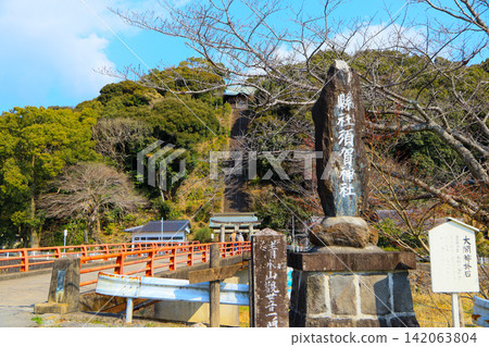 The approach to Suga Shrine and Gion Bridge in front of the Yokan Museum in Ogi City, Saga Prefecture. The approach to Suga Shrine and Gion Bridge in front of the Yokan Museum in Ogi City, Saga Prefecture. 142063804