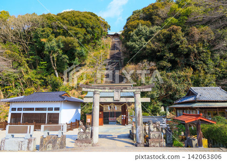 The steep approach to Suga Shrine in front of the Yokan Museum in Ogi City, Saga Prefecture. The steep approach to Suga Shrine in front of the Yokan Museum in Ogi City, Saga Prefecture. 142063806